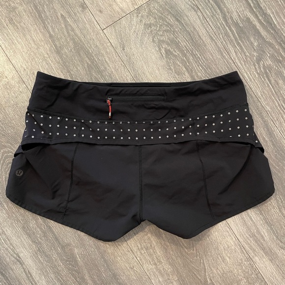****SOLD****Lululemon Reflective Dots Speed Short Black size 8 - Picture 2 of 3
